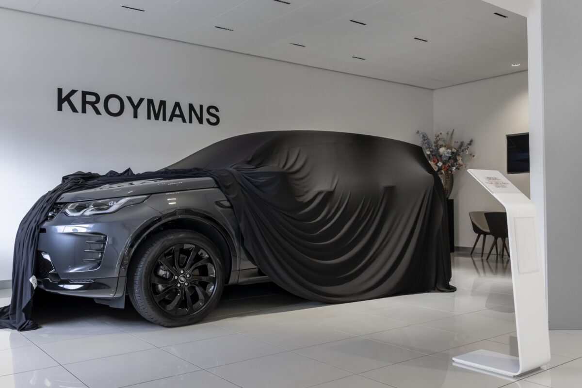 Land Rover onder doek bij Kroymans