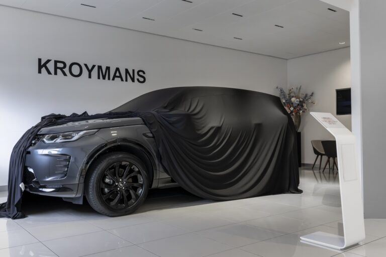 Land Rover onder doek bij Kroymans