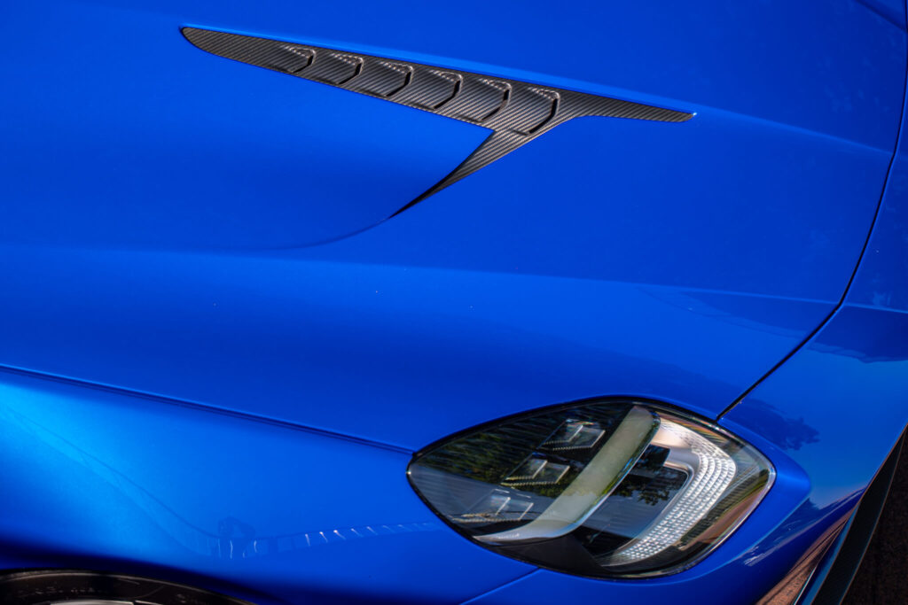 aston-martin-vanquish-volante-bonnet-detail