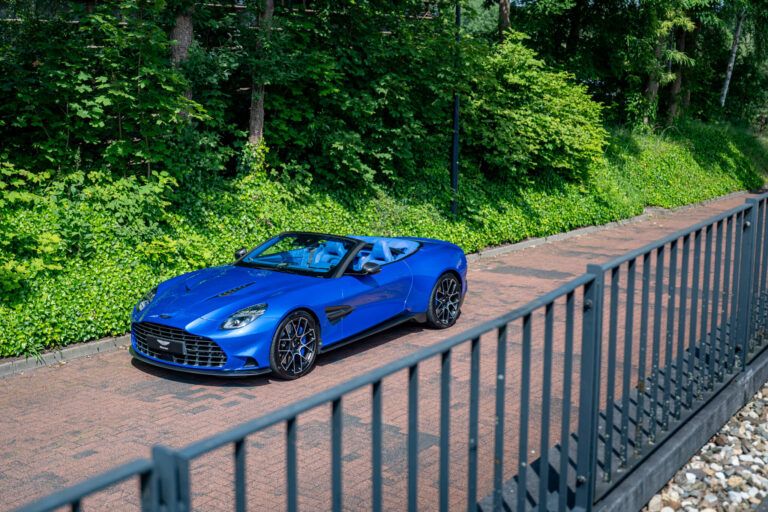 aston-martin-vanquish-volante-morpheus-blue-voorkant