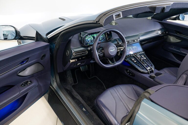 Aston Martin V8 Vantage Roadster 26MY 4.0