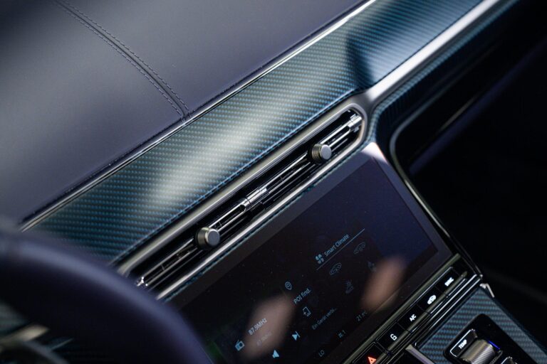 Aston Martin V8 Vantage Roadster 26MY 4.0