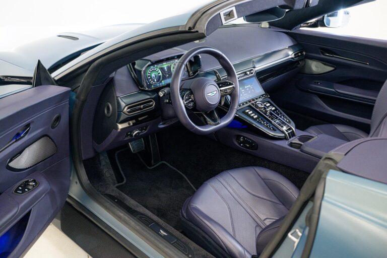 Aston Martin V8 Vantage Roadster 26MY 4.0