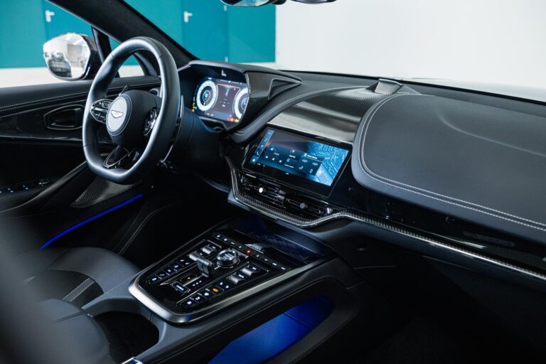 Aston Martin DBX 707