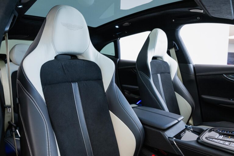 Aston Martin DBX 707
