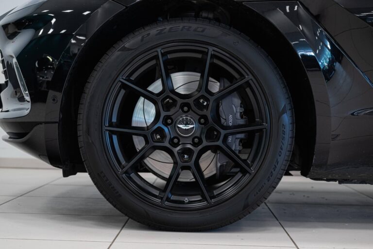 Aston Martin DBX 4.0 V8