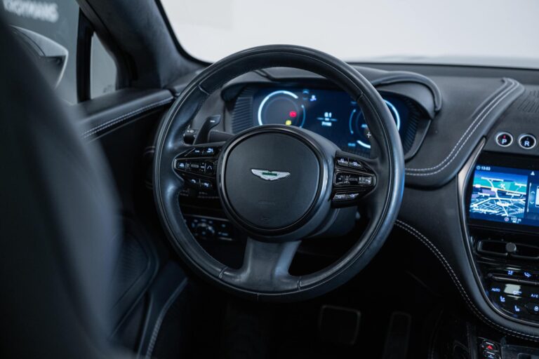 Aston Martin DBX 4.0 V8