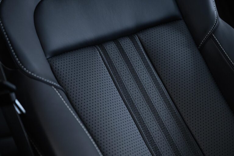 Aston Martin DBX 707