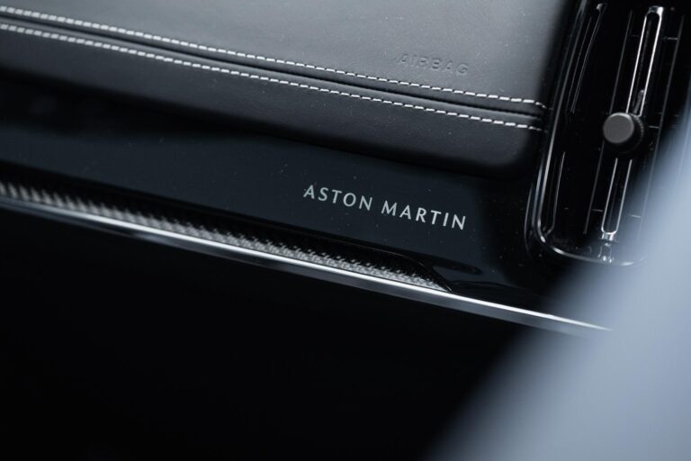 Aston Martin DBX 707