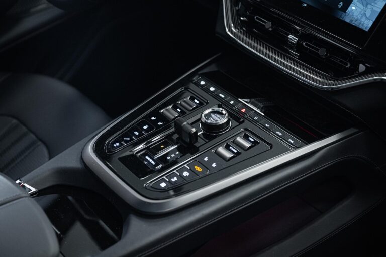 Aston Martin DBX 707