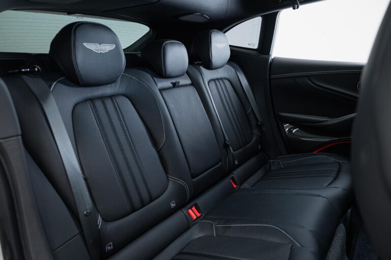 Aston Martin DBX 707