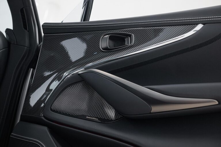 Aston Martin DBX 707