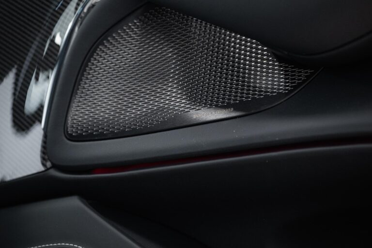 Aston Martin DBX 707