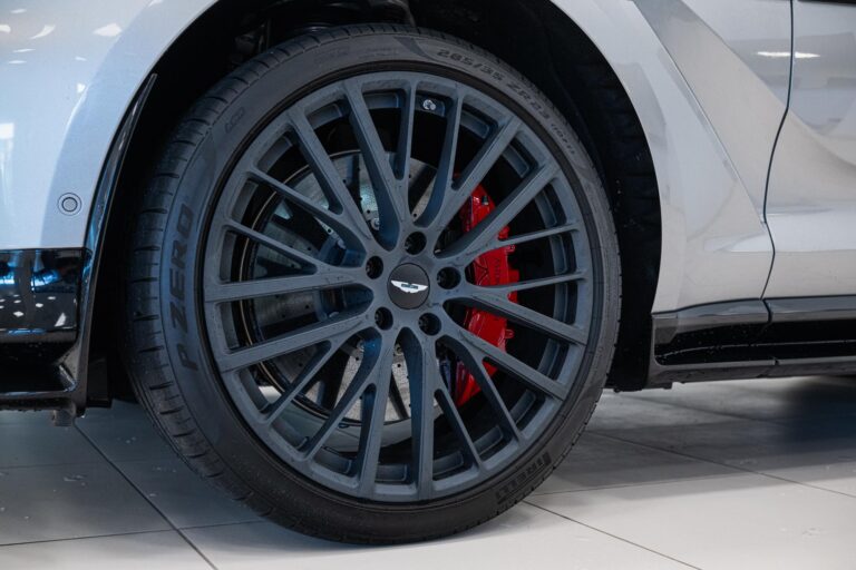 Aston Martin DBX 707