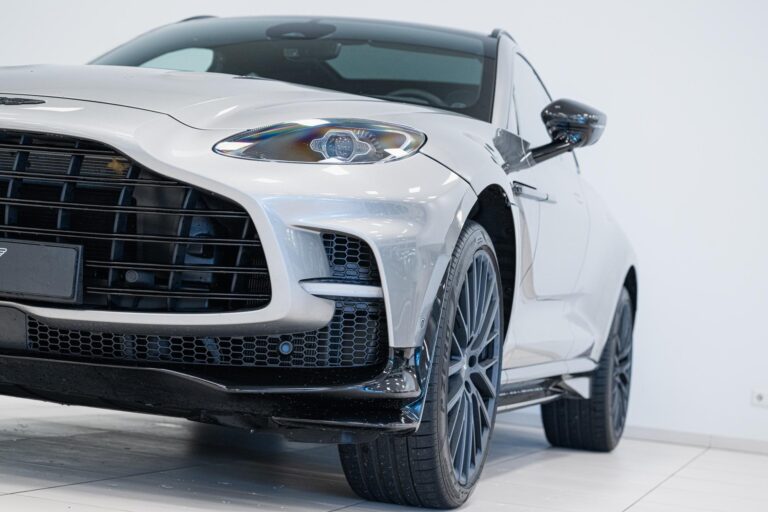 Aston Martin DBX 707