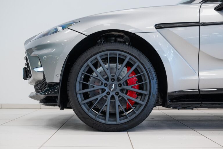 Aston Martin DBX 707