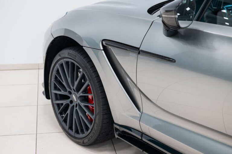 Aston Martin DBX 707