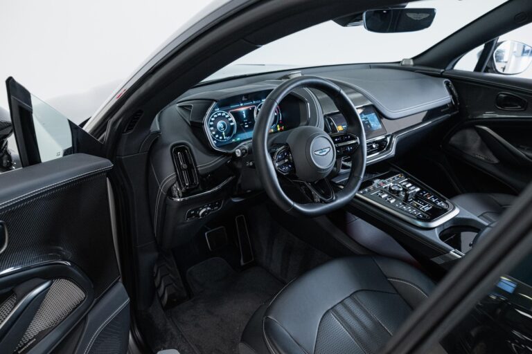 Aston Martin DBX 707