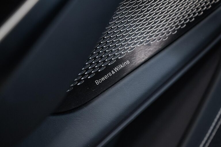Aston Martin DBX 707
