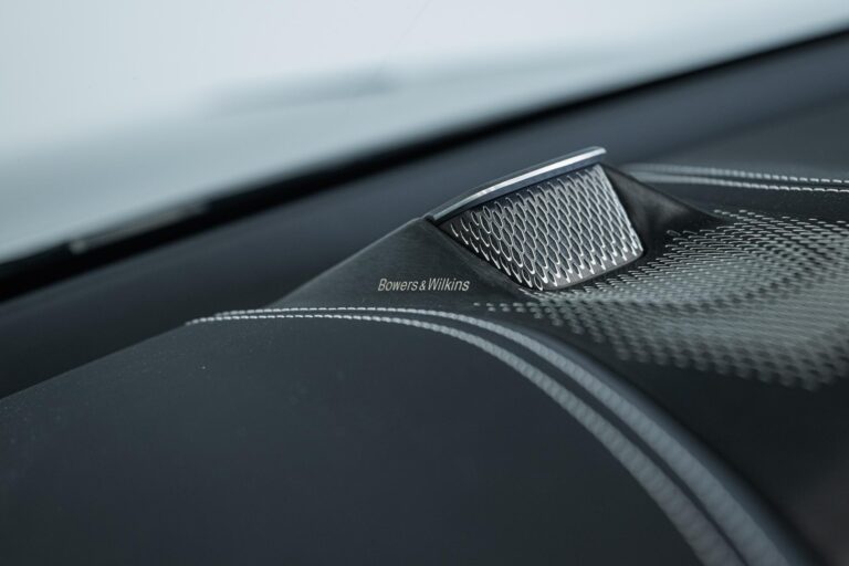 Aston Martin DBX 707