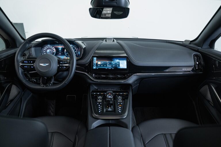 Aston Martin DBX 707