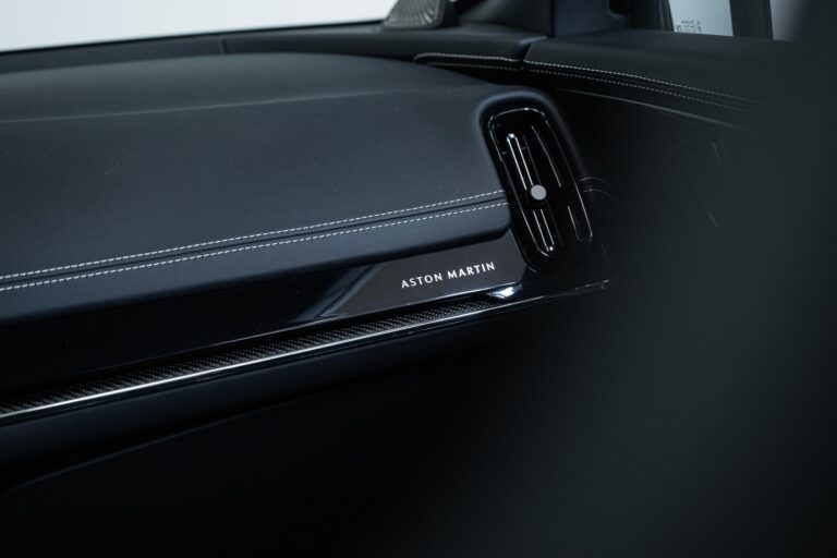 Aston Martin DBX 707