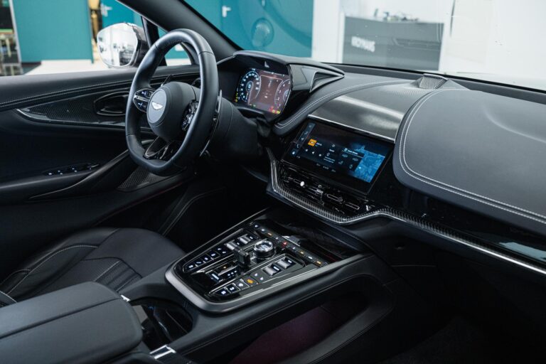 Aston Martin DBX 707