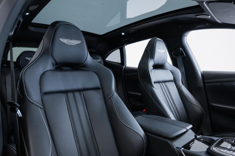 Aston Martin DBX 707