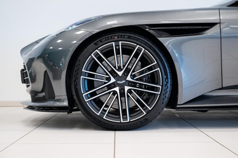 Aston Martin DB12 Volante