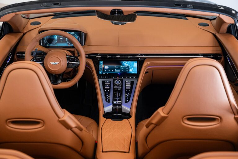 Aston Martin DB12 Volante