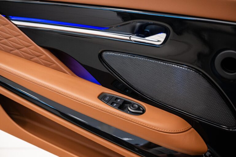 Aston Martin DB12 Volante
