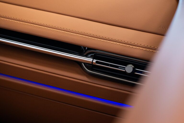 Aston Martin DB12 Volante