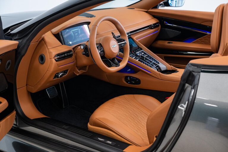 Aston Martin DB12 Volante