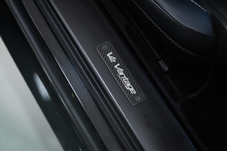 Aston Martin V12 Vantage
