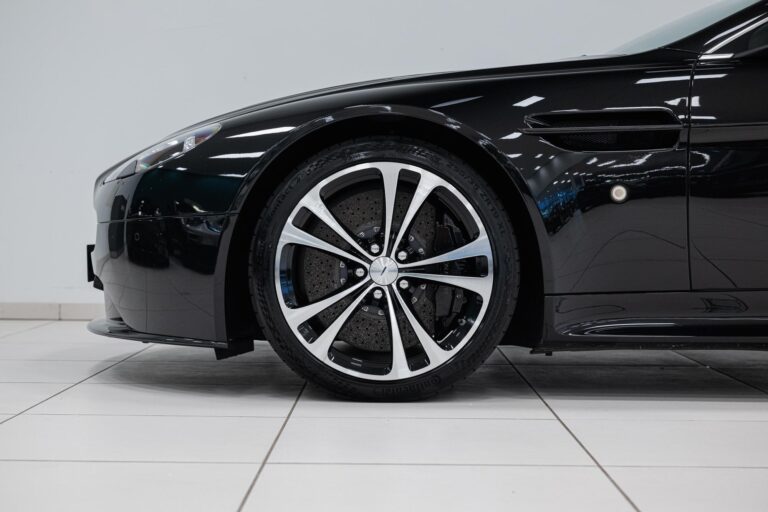 Aston Martin V12 Vantage