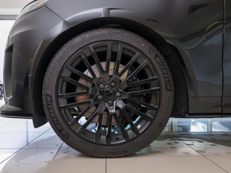 Land Rover Range Rover Sport 4.4 P635 SV Black