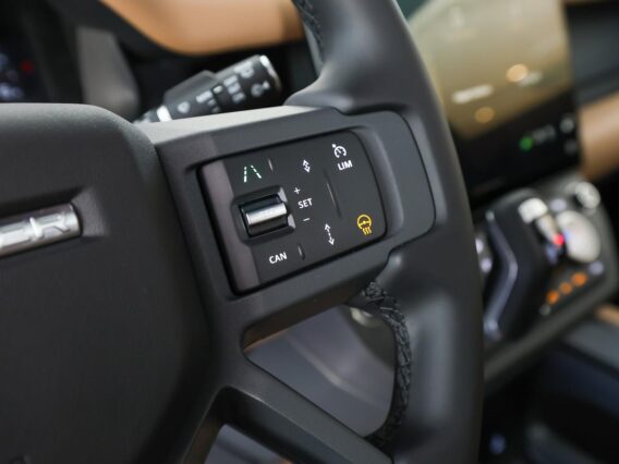 Land Rover Defender 110 2.0 P300e 110 Dynamic Edition
