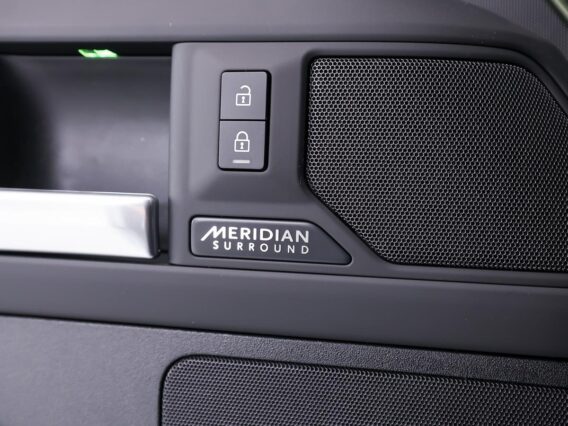 Land Rover Defender 110 2.0 P300e 110 Dynamic Edition