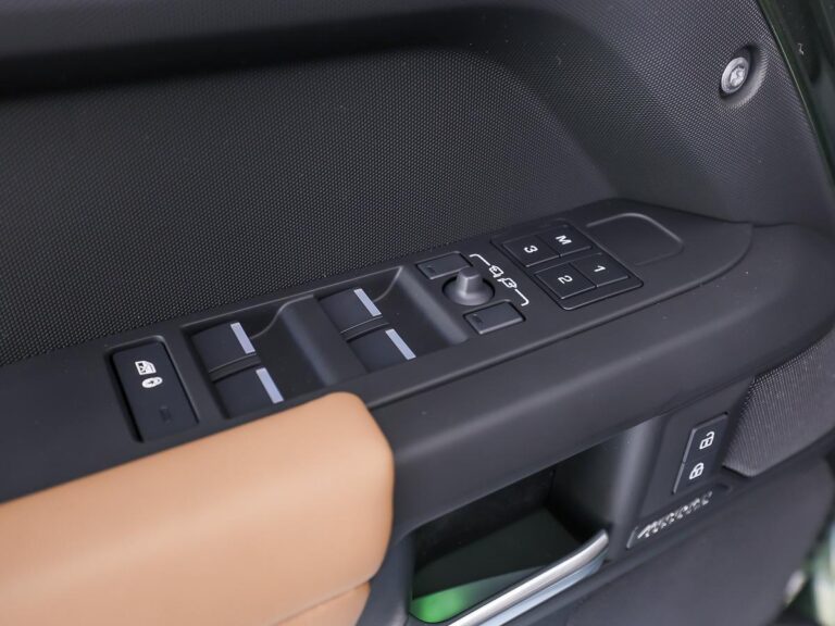 Land Rover Defender 110 2.0 P300e 110 Dynamic Edition