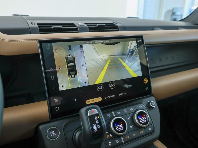 Land Rover Defender 110 2.0 P300e 110 Dynamic Edition