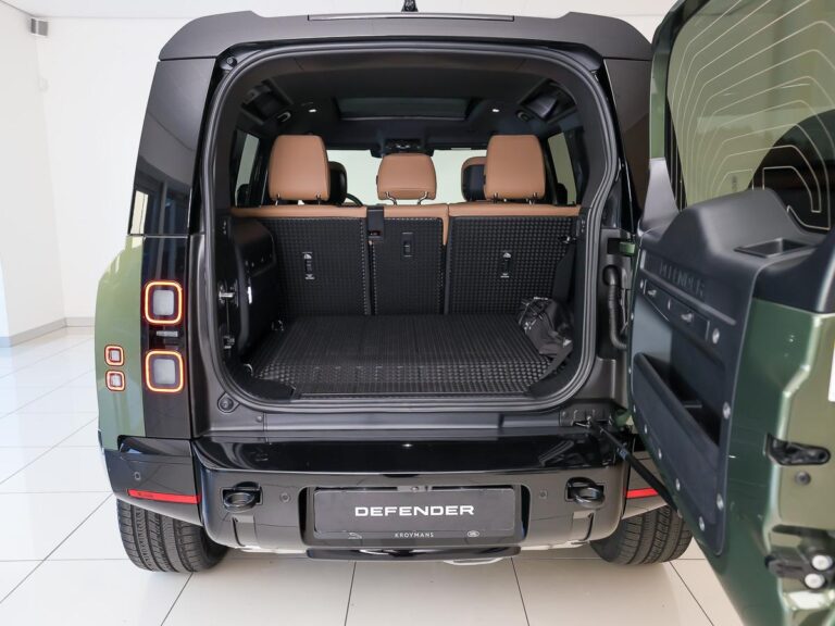 Land Rover Defender 110 2.0 P300e 110 Dynamic Edition