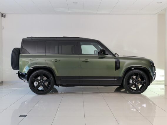 Land Rover Defender 110 2.0 P300e 110 Dynamic Edition