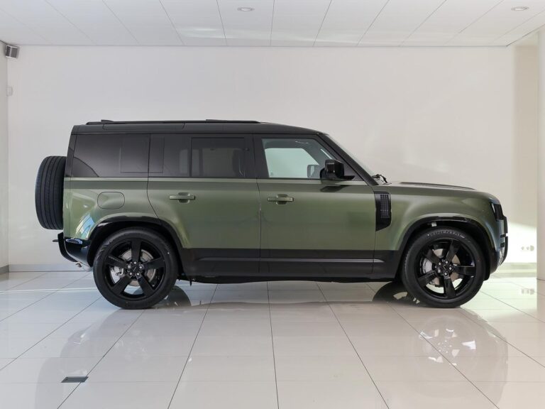 Land Rover Defender 110 2.0 P300e 110 Dynamic Edition