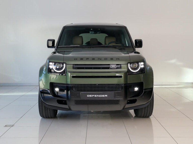 Land Rover Defender 110 2.0 P300e 110 Dynamic Edition