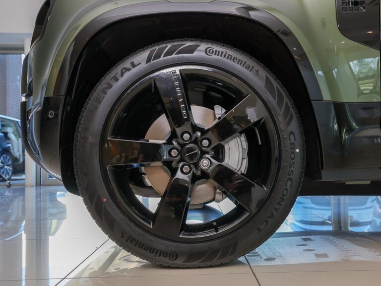 Land Rover Defender 110 2.0 P300e 110 Dynamic Edition