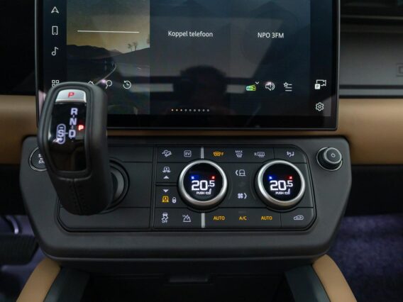 Land Rover Defender 2.0 P300e 110 Dynamic Edition