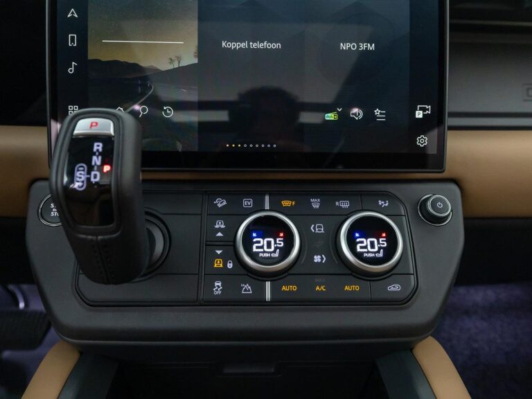 Land Rover Defender 2.0 P300e 110 Dynamic Edition