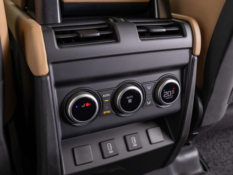 Land Rover Defender 2.0 P300e 110 Dynamic Edition