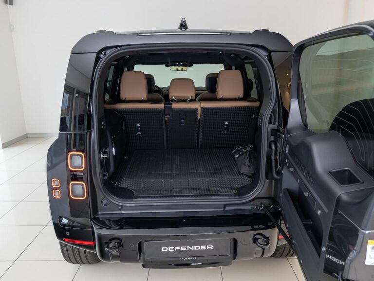 Land Rover Defender 2.0 P300e 110 Dynamic Edition