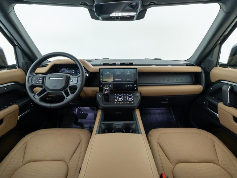 Land Rover Defender 2.0 P300e 110 Dynamic Edition